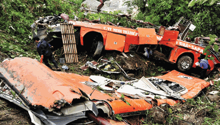 Chiếc xe khách giường nằm gặp nạn rơi xuống vực sâu khoảng 200 mét bị biến dạng hoàn toàn. Ảnh: Hiếu Lê