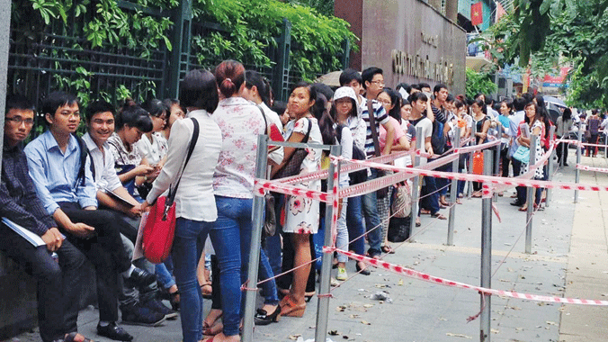 Xếp hàng nộp hồ sơ thi tuyển vào công chức Cục thuế Hà Nội. Ảnh: Minh Tuấn