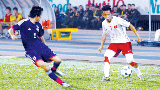 U19 Việt Nam (áo trắng) và U19 Nhật Bản