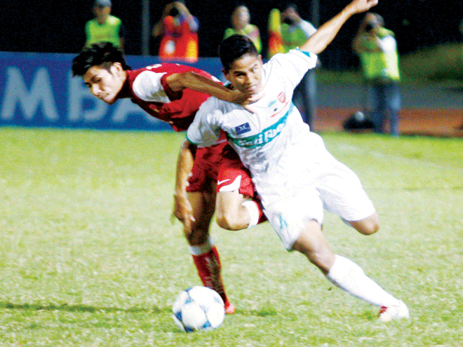 Các cầu thủ U21 VN (trái) chịu không ít sức ép về tâm lý khi phải đối đầu với U19 HAGL (phải). Ảnh: T.Thế