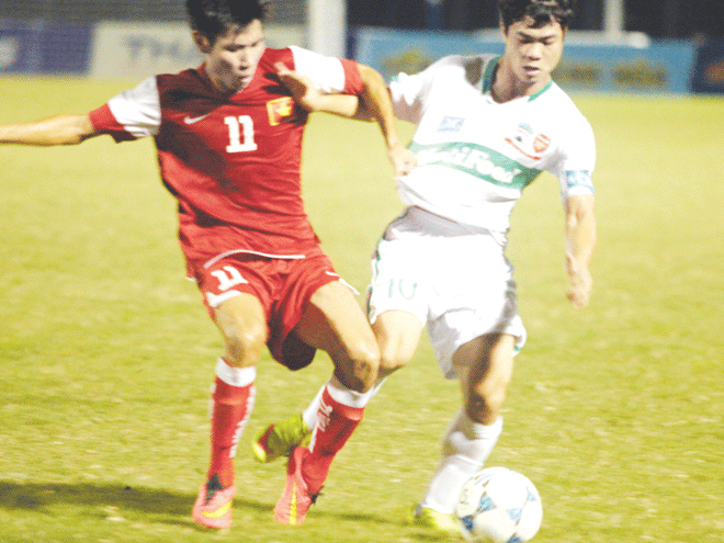 U19 HAGL (phải) gặp nhiều may mắn trên đường tiến vào trận chung kết. Ảnh: T.Thế