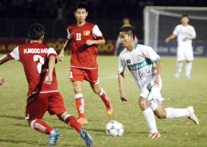 U19 HAGL (áo trắng)-U21 VN (đỏ). Ảnh: Tường Vũ