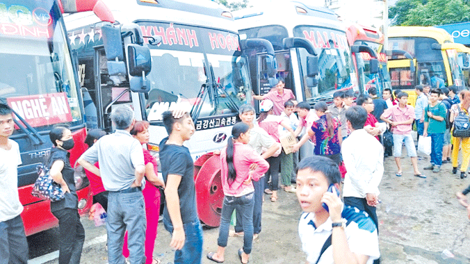 Hành khách đổ dồn về Bến xe Mỹ Đình chiều 29/8