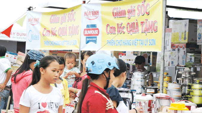 Người dân nô nức đi sắm đồ điện	