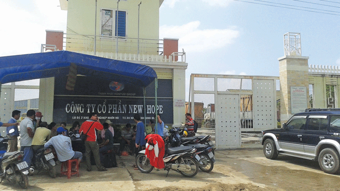 Người dân tụ tập trước cổng Cty CP New Hope đòi nợ. Ảnh: H.Văn