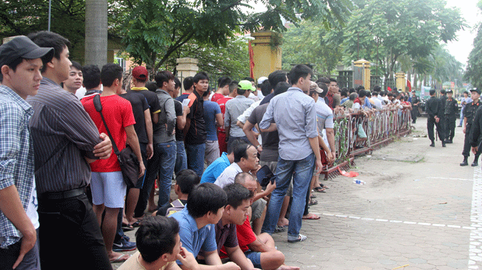 Hàng nghìn CĐV đã xếp hàng từ sáng sớm để mua vé từ VFF. ảnh: VSI