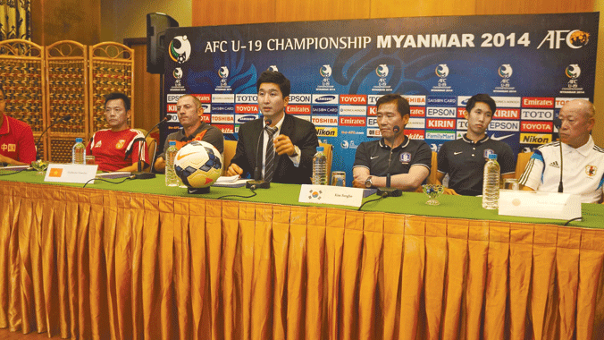 Trong khi HLV U19 Nhật Bản và Hàn Quốc tỏ ra tôn trọng U19 Việt Nam, HLV U19 Trung Quốc (trái) không hề có thông tin và “miễn bình luận” về ĐT U19 VN. Ảnh: NP