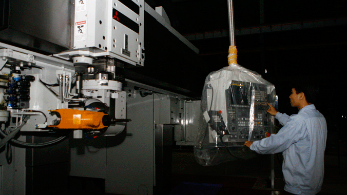 Theo ông Dương Đình Giám, Việt Nam không thiếu những nhà sáng chế nhưng không được ai quan tâm. Ảnh chụp tại Cty Vinaxuki. Ảnh: Hồng Vĩnh