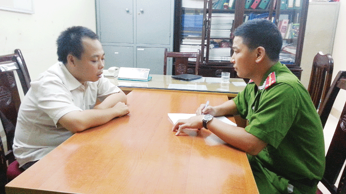 Trần Thanh Bình (trái) tại cơ quan điều tra