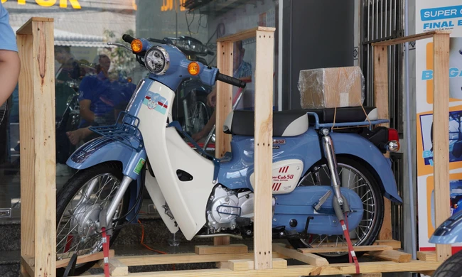 Bản độ ‘nhẹ’ Honda Super Cub 50 Final Edition giá trên 100 triệu đồng
