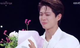 Park Bo Gum rơi nước mắt khi IU bước lên sân khấu