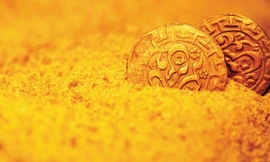 Người nông dân dùng máy dò kim loại trên cánh đồng bất ngờ phát hiện một kho báu hơn 2200 năm tuổi