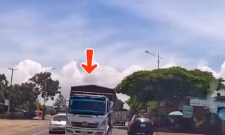 TP NOW: Đề xuất cấm mượn làn ngược chiều để vượt xe