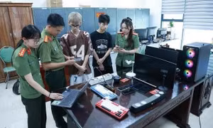 Đối tượng và tang vật có liên quan đến vụ việc.