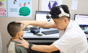Các em được thăm khám kỹ lưỡng chuẩn bị cho ca phẫu thuật miễn phí. 