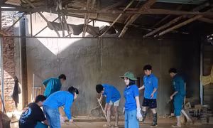 Giúp dân khắc phục hậu quả bão lũ. 