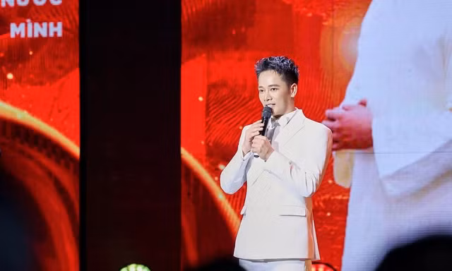  Anh Quân Idol thử thách chính mình để 'kể câu chuyện hoà bình' bằng âm nhạc