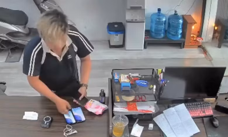 Giả khách vào tiệm cầm đồ, người đàn ông giật 2 iPhone rồi bỏ chạy