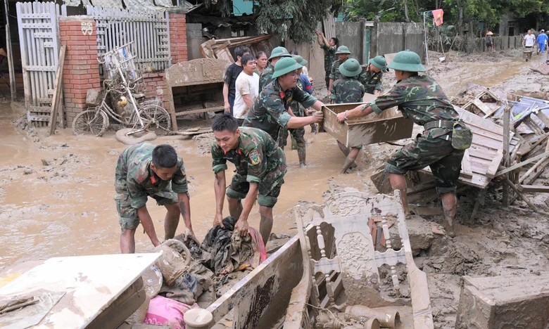 Sư đoàn chủ lực 324 đưa 600 cán bộ, chiến sĩ tới vùng mưa lũ giúp dân