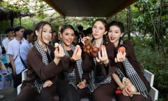 Dàn người đẹp Miss Charm 2025 lội mương bắt cá, "đu trend" Em là con gái miền Tây