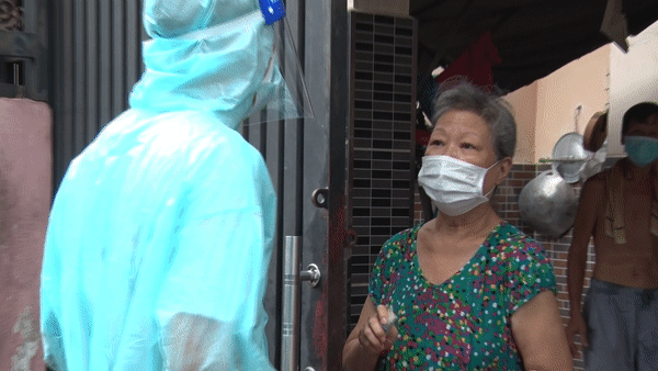 Theo chân lực lượng quân y đến từng nhà tư vấn cho bệnh nhân F0