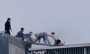 Giây phút cứu người mắc kẹt trong vụ cháy nhà 7 tầng trên đường Lĩnh Nam