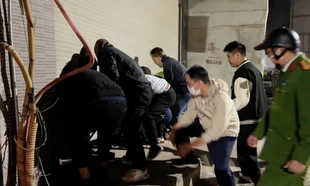 Vụ cháy chợ Xanh ở Hà Nội: Hàng chục thanh niên nhấc cửa cuốn cứu 1 gia đình