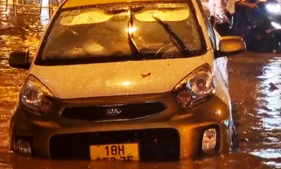 Mưa 'vàng' giải nhiệt đổ xuống Hà Nội, ô tô chết máy nằm giữa đường ngập sâu