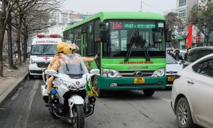 CSGT hướng dẫn người dân nhận diện xe ưu tiên, chủ động nhường đường tránh bị xử phạt