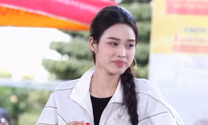 Hoa hậu Việt Nam Đỗ Thị Hà lăn xả hết mình vì hoàn cảnh khó khăn