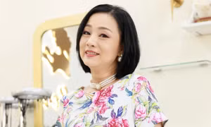 Trở lại với vai diễn độc lạ, NSƯT Mỹ Duyên diễn xuất nhập tâm đến nỗi các đồng nghiệp hết lời khen ngợi