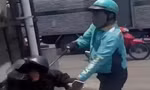 Công an vào cuộc điều tra người mặc áo xe ôm công nghệ lấy hung khí đánh người ở TPHCM