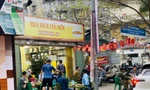 Hà Nội: Nhiều hàng quán kê kín bàn ghế lấn chiếm vỉa hè sau Tết
