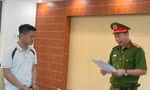 Phạm Công Sơn Bách (trái ảnh).