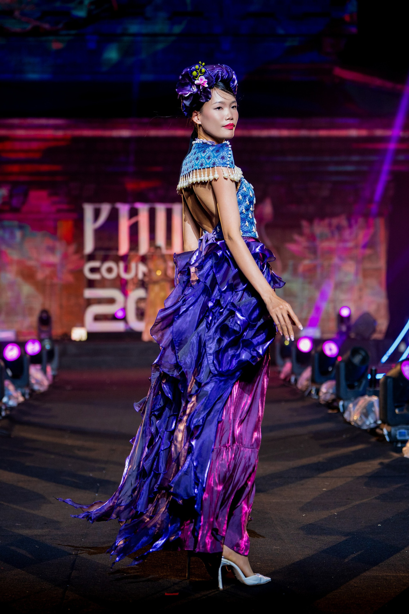 Người mẫu Nguyễn Hợp gây ấn tượng mạnh với trang phục trong BST "Bồng bềnh".