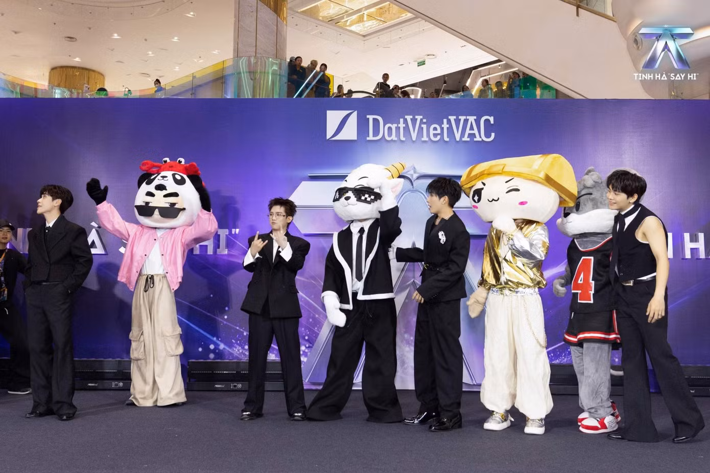anh-trai-va-mascot3.jpg