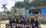 Tuổi trẻ Trường Đại học Vinh hỗ trợ người dân vượt qua bão Wipha