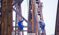 Hiện trường gia cố nhịp 18 cầu Long Biên sau lệnh dừng tàu