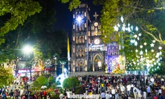 Biển người đổ về Nhà thờ Lớn đón Giáng sinh sớm