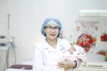 Bác sĩ Thắng với niềm vui khi đón em bé sinh vào đúng đêm Giao thừa. Ảnh: Nguyễn Thắng