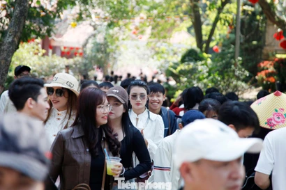 Biển người đổ về chùa Phật Tích chiêm bái tượng Phật nghìn năm tuổi