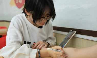 Giới trẻ làm đẹp với nghệ thuật vẽ henna