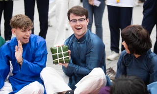 Sân trường Ngoại thương vui như trẩy hội: Sinh viên bịt mắt bắt vịt, trổ tài gói bánh chưng, bày mâm ngũ quả đón Tết