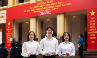 Sinh viên Thủ đô nô nức đi bầu cử từ sáng sớm: Tự hào cầm lá phiếu trọn niềm tin