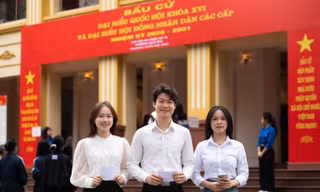 Sinh viên Thủ đô nô nức đi bầu cử từ sáng sớm: Tự hào cầm lá phiếu trọn niềm tin