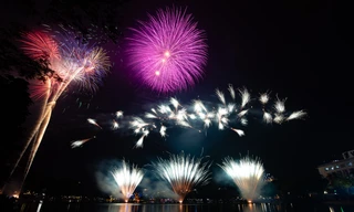 Thủ đô rực rỡ pháo hoa chào năm mới, bạn trẻ gửi khát vọng vào năm 2026