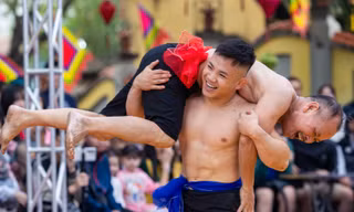 Dàn võ sĩ MMA đình đám đọ sức trên sới vật hội làng Triều Khúc