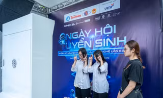 Bạn trẻ hào hứng check in photobooth miễn phí tại Ngày hội tuyển sinh khối các ngành Khoa học và Công nghệ lần thứ 2