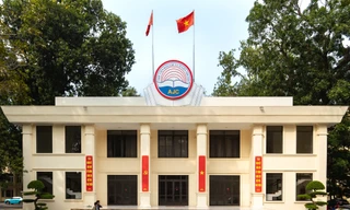 Trường đại học nhuộm sắc đỏ chào mừng Đại hội Đảng