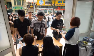 Rất đông các bạn trẻ xếp hàng từ sớm nhận vé Concert Thanh Xuân